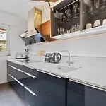Modern Lux With Balcony In דירה *