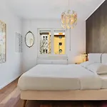 Modern Lux With Balcony In דירה