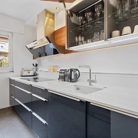 Modern Lux With Balcony In 아파트 *