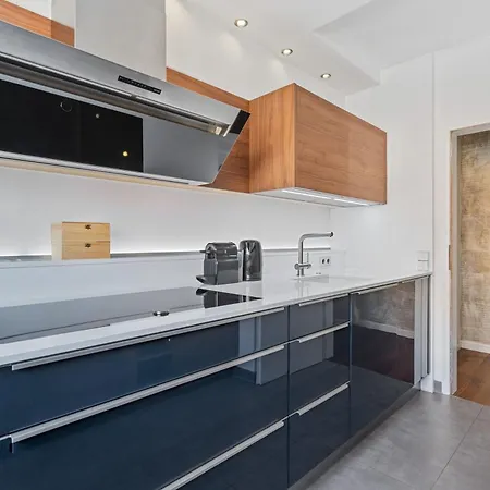 Modern Lux With Balcony In *